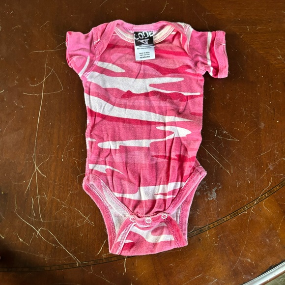 Code 5 pink camouflage onesie size newborn - Picture 3 of 4